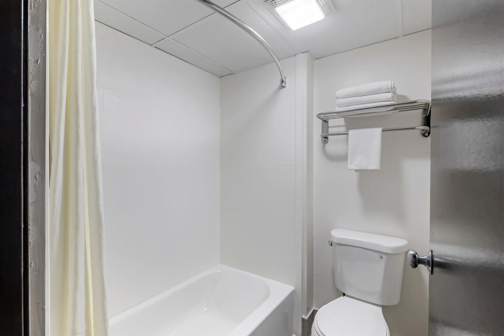 Econo Lodge Augusta, Downtown Екстериор снимка