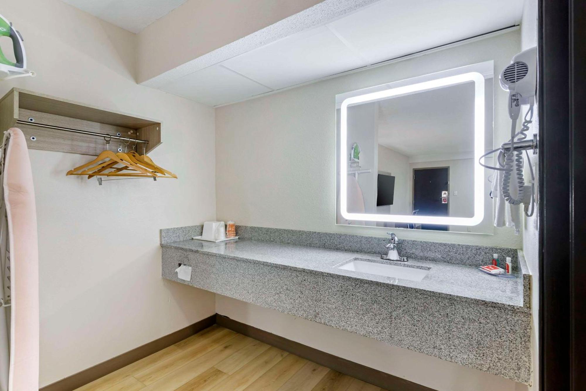 Econo Lodge Augusta, Downtown Екстериор снимка